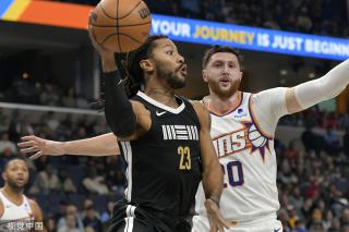 苦地倒在球 苦地倒在球